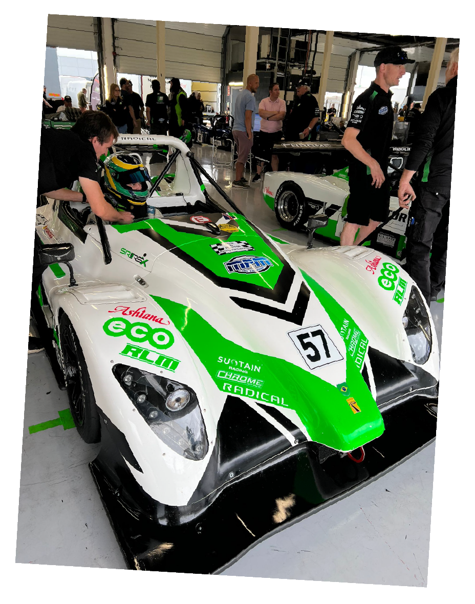 Carro verde em destaque