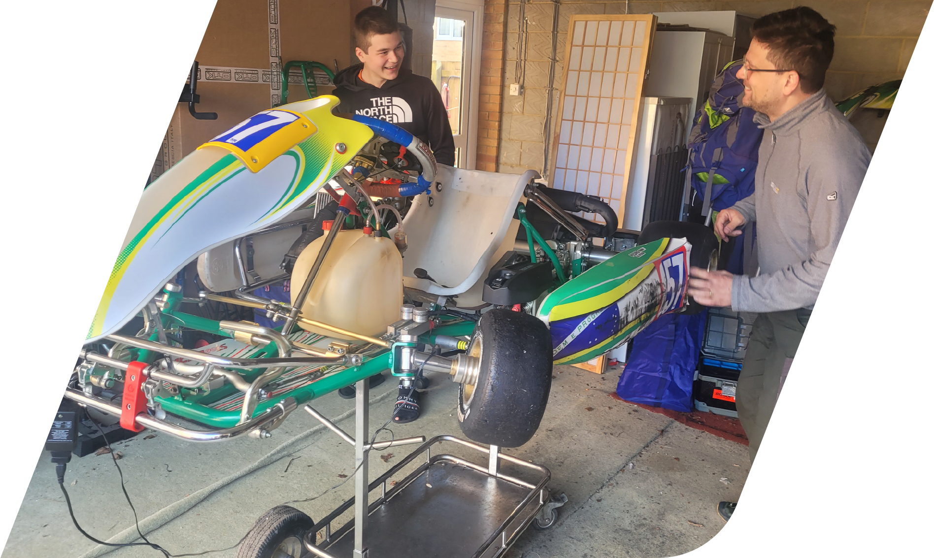 Pedro ao lado do kart